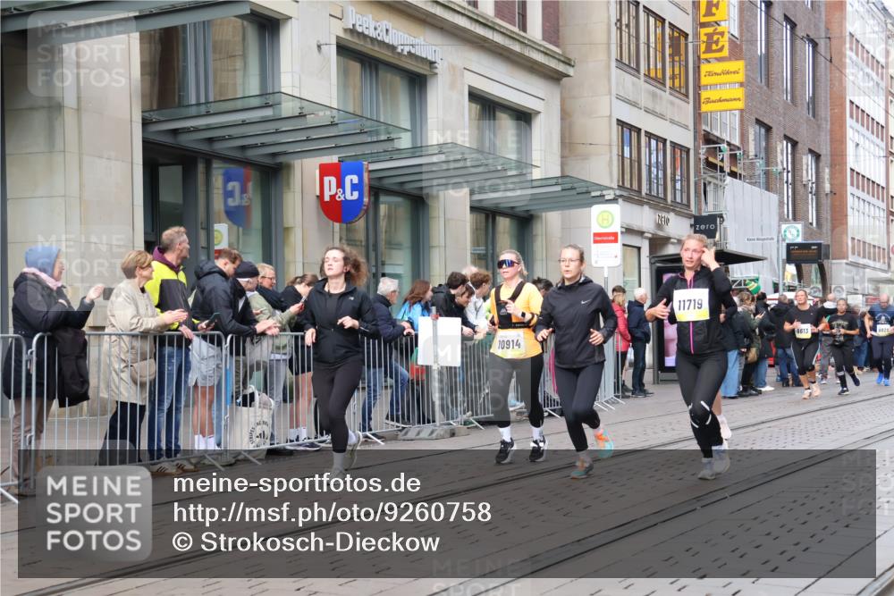 05.10.2025 - 20. swb-Marathon Bremen Strokosch-Dieckow http://msf.ph/oto/9260758 05.10.2025 11:00:52 Ziel 9182, 9208, 9305, 9443, 9613, 9880, 9925, 9954, 10228, 10359, 10477, 10544, 10630, 10762, 10914, 11053, 11337, 11338, 11524, 11597, 11680, 11688, 11719, 9182, 9208, 9305, 9443, 9613, 9880, 9925, 9954, 10228, 10359, 10477, 10544, 10630, 10762, 10914, 11053, 11337, 11338, 11524, 11597, 11680, 11688, 11719 meine-sportfotos.de