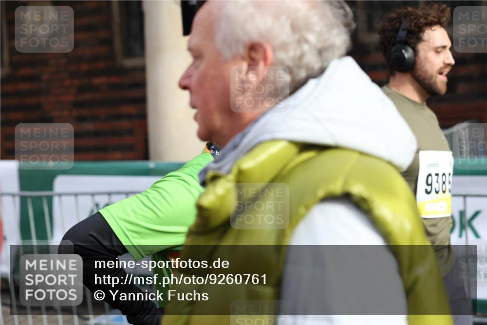 05.10.2025 - 20. swb-Marathon Bremen Yannick Fuchs http://msf.ph/oto/9260761 05.10.2025 10:48:44 Ziel 9385, 9406, 9437, 9478, 10177, 10303, 11096, 11505 meine-sportfotos.de