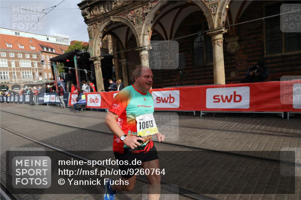 05.10.2025 - 20. swb-Marathon Bremen Yannick Fuchs http://msf.ph/oto/9260764 05.10.2025 11:20:27 Ziel 9323, 9688, 10613 meine-sportfotos.de