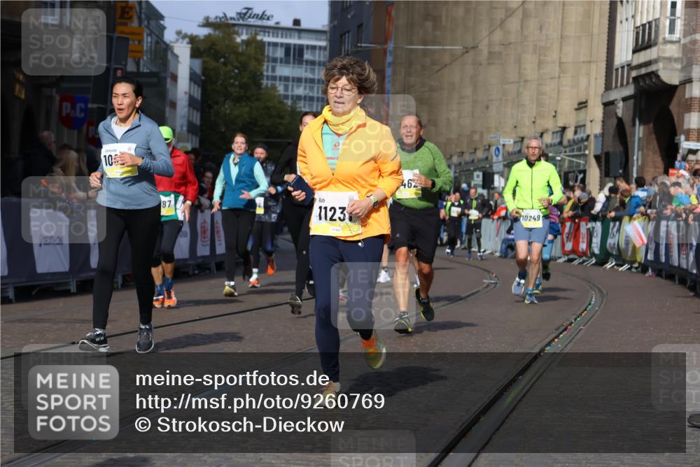05.10.2025 - 20. swb-Marathon Bremen Strokosch-Dieckow http://msf.ph/oto/9260769 05.10.2025 11:06:07 Ziel 9387, 9438, 9786, 10081, 10100, 10101, 10192, 10249, 10462, 10623, 10848, 11231, 11296, 11433, 11525 meine-sportfotos.de