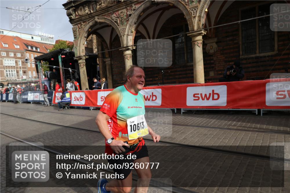 05.10.2025 - 20. swb-Marathon Bremen Yannick Fuchs http://msf.ph/oto/9260777 05.10.2025 11:20:27 Ziel 9323, 9688, 10613 meine-sportfotos.de
