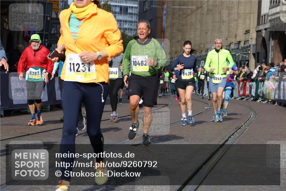 05.10.2025 - 20. swb-Marathon Bremen Strokosch-Dieckow http://msf.ph/oto/9260792 05.10.2025 11:06:08 Ziel 7979, 9387, 9438, 9712, 9786, 10100, 10101, 10192, 10249, 10462, 10623, 10848, 11065, 11092, 11231, 11296, 11433, 11525 meine-sportfotos.de
