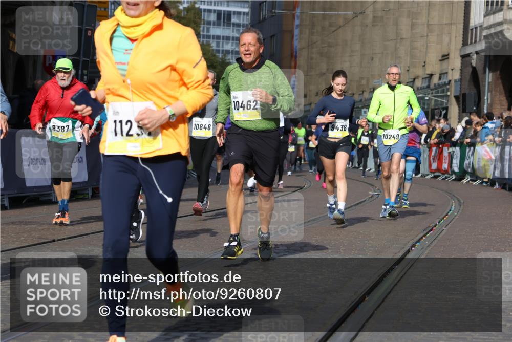 05.10.2025 - 20. swb-Marathon Bremen Strokosch-Dieckow http://msf.ph/oto/9260807 05.10.2025 11:06:08 Ziel 7979, 9387, 9438, 9712, 9786, 10100, 10101, 10192, 10249, 10462, 10623, 10848, 11065, 11092, 11231, 11296, 11433, 11525 meine-sportfotos.de