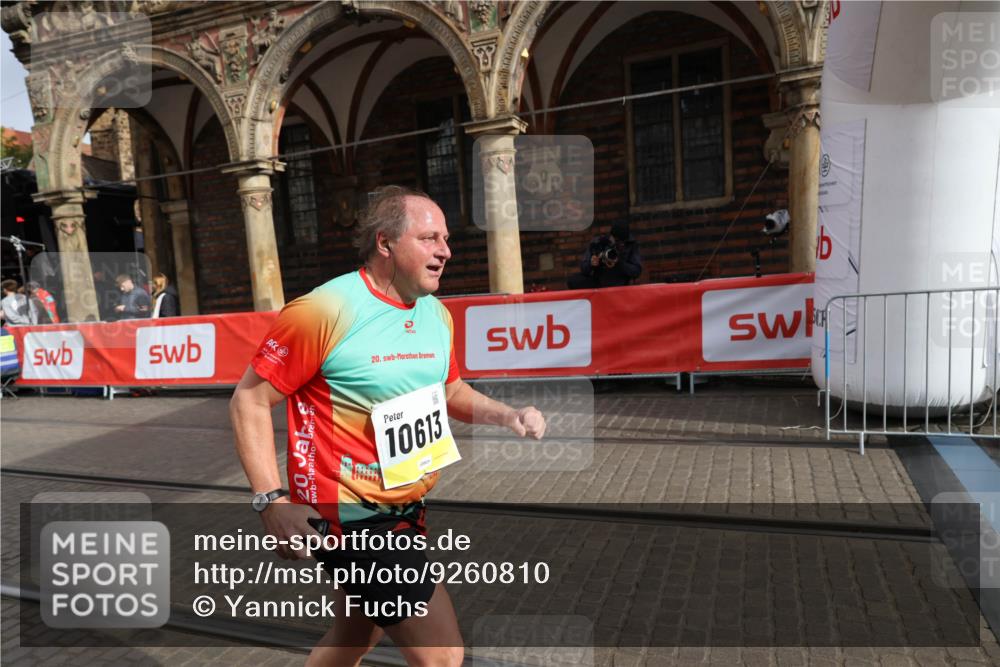 05.10.2025 - 20. swb-Marathon Bremen Yannick Fuchs http://msf.ph/oto/9260810 05.10.2025 11:20:27 Ziel 9323, 9688, 10613 meine-sportfotos.de