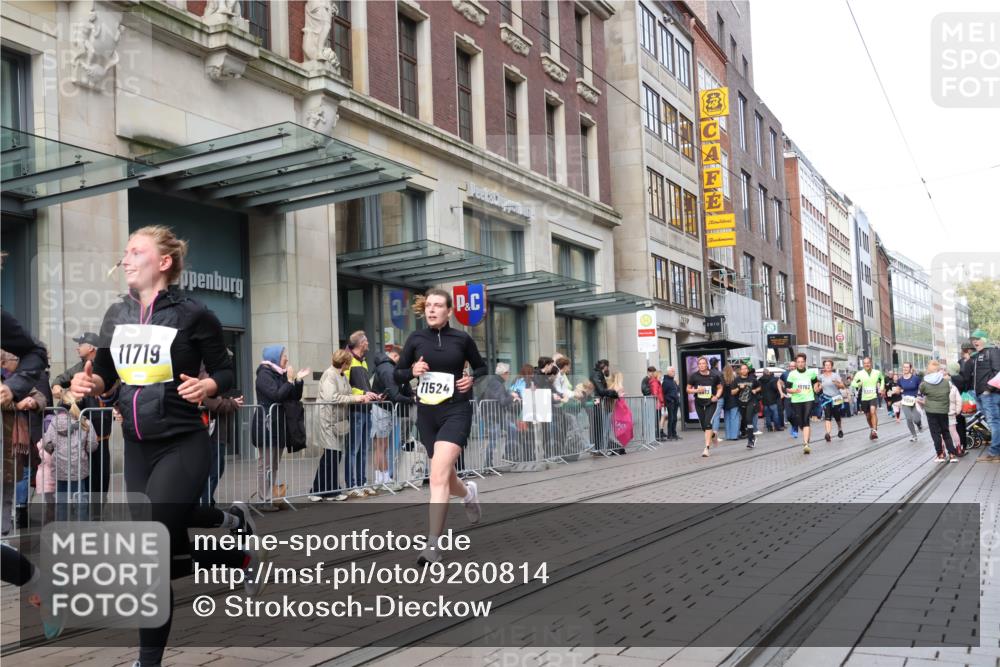 05.10.2025 - 20. swb-Marathon Bremen Strokosch-Dieckow http://msf.ph/oto/9260814 05.10.2025 11:00:54 Ziel 9182, 9305, 9443, 9613, 9880, 9925, 9954, 10477, 10544, 10630, 10762, 10914, 11053, 11337, 11338, 11524, 11597, 11680, 11688, 11719, 9182, 9305, 9443, 9613, 9880, 9925, 9954, 10477, 10544, 10630, 10762, 10914, 11053, 11337, 11338, 11524, 11597, 11680, 11688, 11719 meine-sportfotos.de