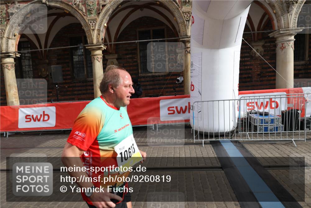 05.10.2025 - 20. swb-Marathon Bremen Yannick Fuchs http://msf.ph/oto/9260819 05.10.2025 11:20:27 Ziel 9323, 9688, 10613 meine-sportfotos.de