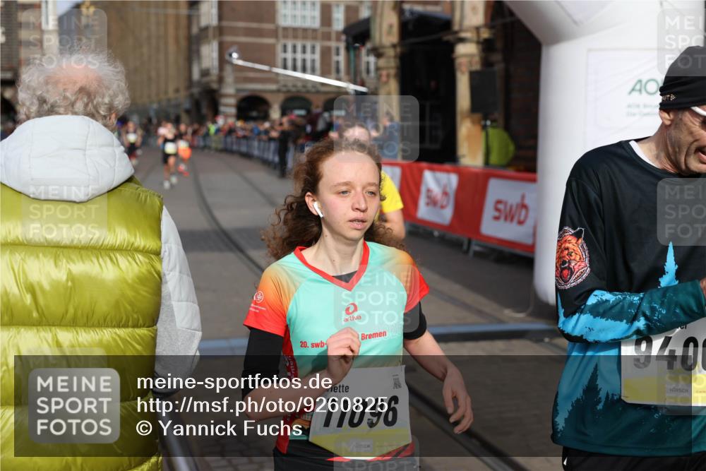 05.10.2025 - 20. swb-Marathon Bremen Yannick Fuchs http://msf.ph/oto/9260825 05.10.2025 10:48:46 Ziel 9385, 9406, 9478, 10303, 11096 meine-sportfotos.de