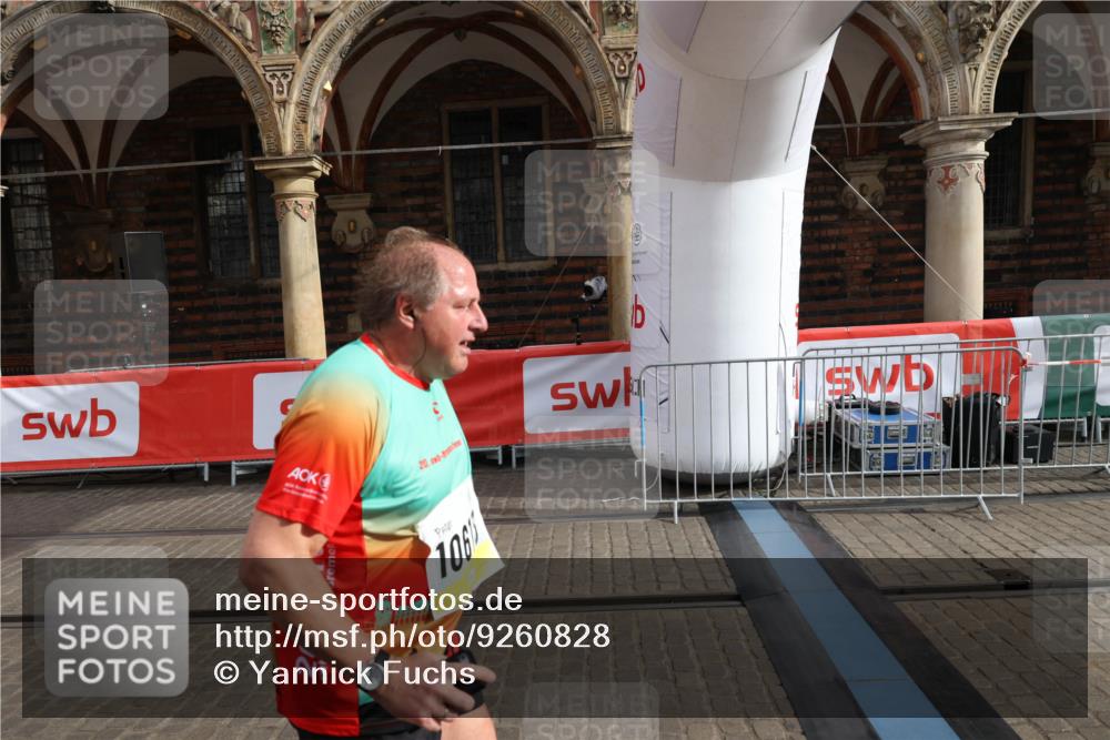 05.10.2025 - 20. swb-Marathon Bremen Yannick Fuchs http://msf.ph/oto/9260828 05.10.2025 11:20:27 Ziel 9323, 9688, 10613 meine-sportfotos.de