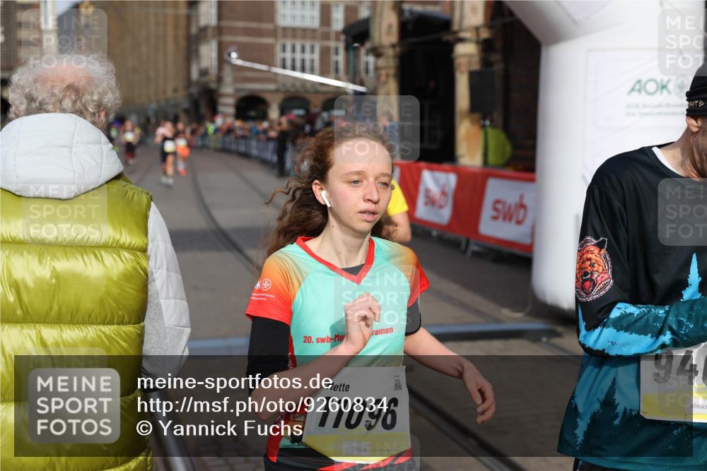 05.10.2025 - 20. swb-Marathon Bremen Yannick Fuchs http://msf.ph/oto/9260834 05.10.2025 10:48:46 Ziel 9385, 9406, 9478, 10303, 11096 meine-sportfotos.de