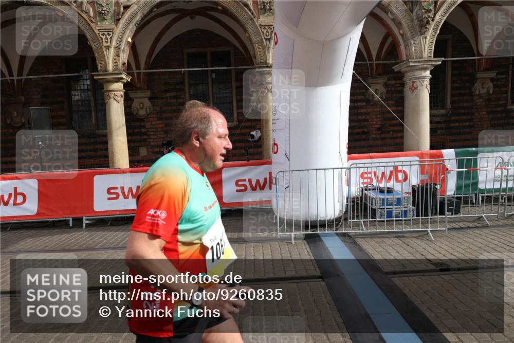 05.10.2025 - 20. swb-Marathon Bremen Yannick Fuchs http://msf.ph/oto/9260835 05.10.2025 11:20:27 Ziel 9323, 9688, 10613 meine-sportfotos.de
