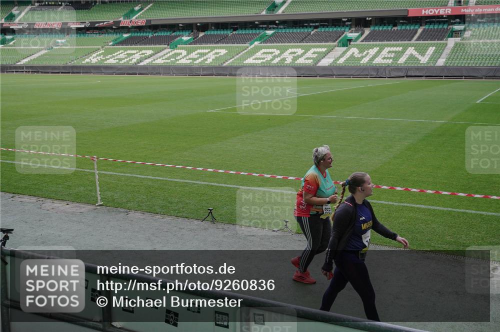 05.10.2025 - 20. swb-Marathon Bremen Michael Burmester http://msf.ph/oto/9260836 05.10.2025 10:53:17 Laufen im Stadion 9352, 9559, 10027, 10935, 11326, 10774 meine-sportfotos.de