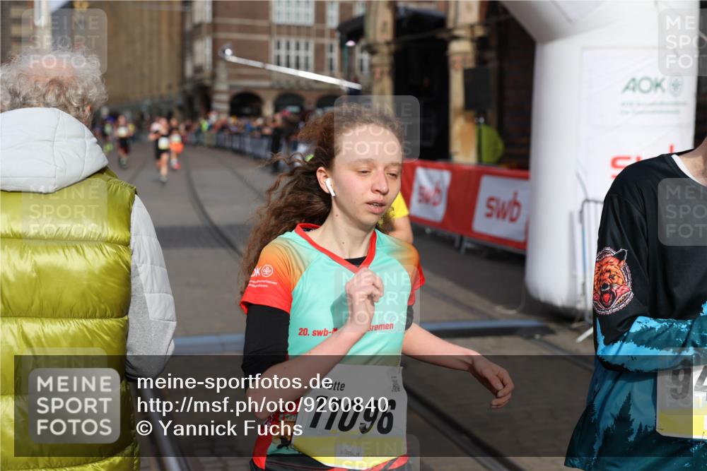 05.10.2025 - 20. swb-Marathon Bremen Yannick Fuchs http://msf.ph/oto/9260840 05.10.2025 10:48:46 Ziel 9385, 9406, 9478, 10303, 11096 meine-sportfotos.de