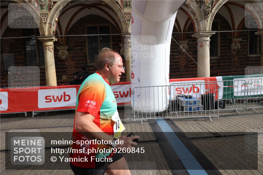 05.10.2025 - 20. swb-Marathon Bremen Yannick Fuchs http://msf.ph/oto/9260845 05.10.2025 11:20:27 Ziel 9323, 9688, 10613 meine-sportfotos.de
