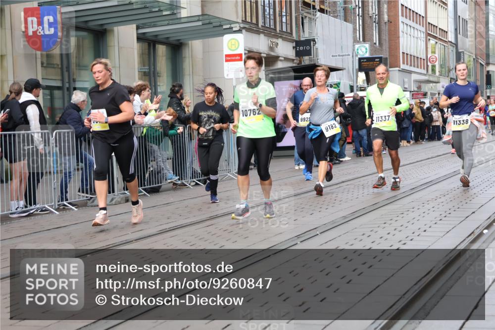 05.10.2025 - 20. swb-Marathon Bremen Strokosch-Dieckow http://msf.ph/oto/9260847 05.10.2025 11:00:56 Ziel 9182, 9305, 9443, 9613, 9880, 9925, 10477, 10544, 10630, 10762, 10914, 11053, 11194, 11337, 11338, 11524, 11597, 11633, 11680, 11688, 11719, 9182, 9305, 9443, 9613, 9880, 9925, 10477, 10544, 10630, 10762, 10914, 11053, 11194, 11337, 11338, 11524, 11597, 11633, 11680, 11688, 11719 meine-sportfotos.de