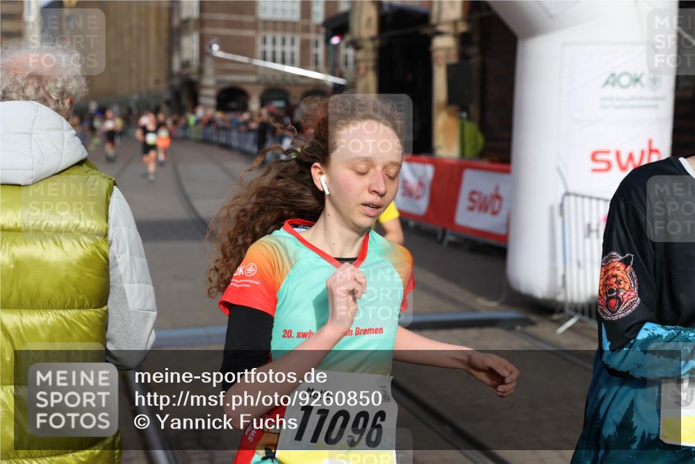 05.10.2025 - 20. swb-Marathon Bremen Yannick Fuchs http://msf.ph/oto/9260850 05.10.2025 10:48:46 Ziel 9385, 9406, 9478, 10303, 11096 meine-sportfotos.de