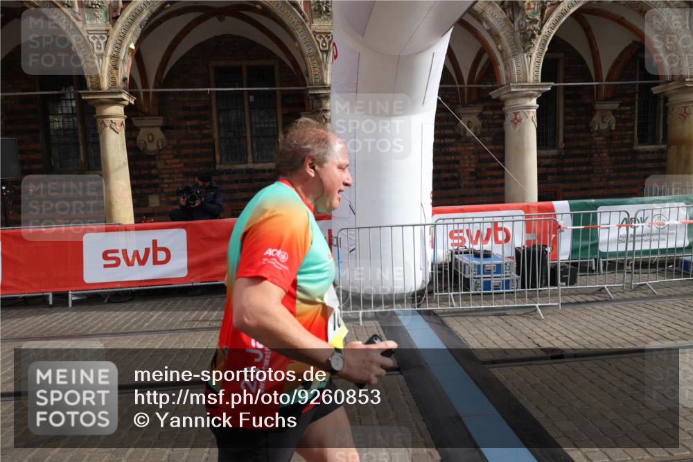 05.10.2025 - 20. swb-Marathon Bremen Yannick Fuchs http://msf.ph/oto/9260853 05.10.2025 11:20:27 Ziel 9323, 9688, 10613 meine-sportfotos.de
