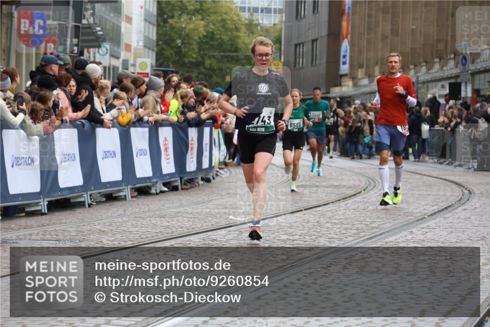 05.10.2025 - 20. swb-Marathon Bremen Strokosch-Dieckow http://msf.ph/oto/9260854 05.10.2025 12:57:11 Ziel 1801, 2497, 2743, 6566 meine-sportfotos.de