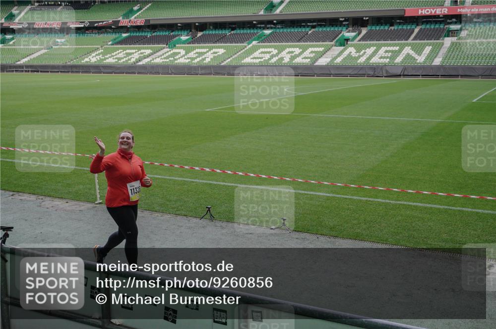 05.10.2025 - 20. swb-Marathon Bremen Michael Burmester http://msf.ph/oto/9260856 05.10.2025 10:53:22 Laufen im Stadion 9352, 9559, 10027, 10935, 11326, 10935 meine-sportfotos.de