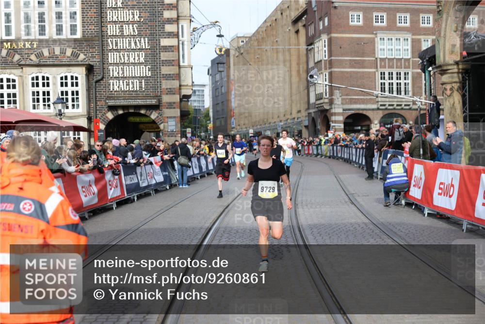 05.10.2025 - 20. swb-Marathon Bremen Yannick Fuchs http://msf.ph/oto/9260861 05.10.2025 10:48:49 Ziel 9261, 9406, 9729, 10303, 10799, 11096 meine-sportfotos.de
