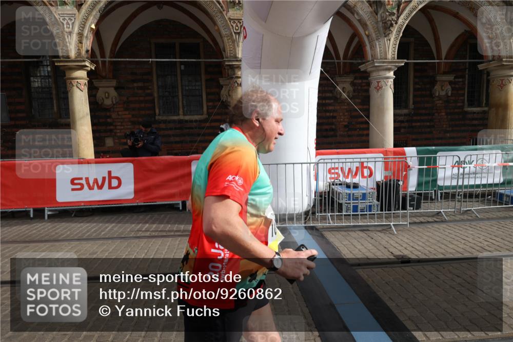 05.10.2025 - 20. swb-Marathon Bremen Yannick Fuchs http://msf.ph/oto/9260862 05.10.2025 11:20:27 Ziel 9323, 9688, 10613 meine-sportfotos.de