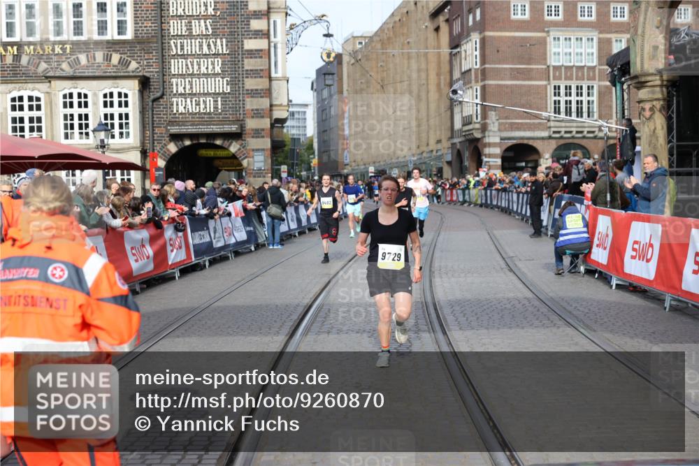05.10.2025 - 20. swb-Marathon Bremen Yannick Fuchs http://msf.ph/oto/9260870 05.10.2025 10:48:49 Ziel 9261, 9406, 9729, 10303, 10799, 11096 meine-sportfotos.de