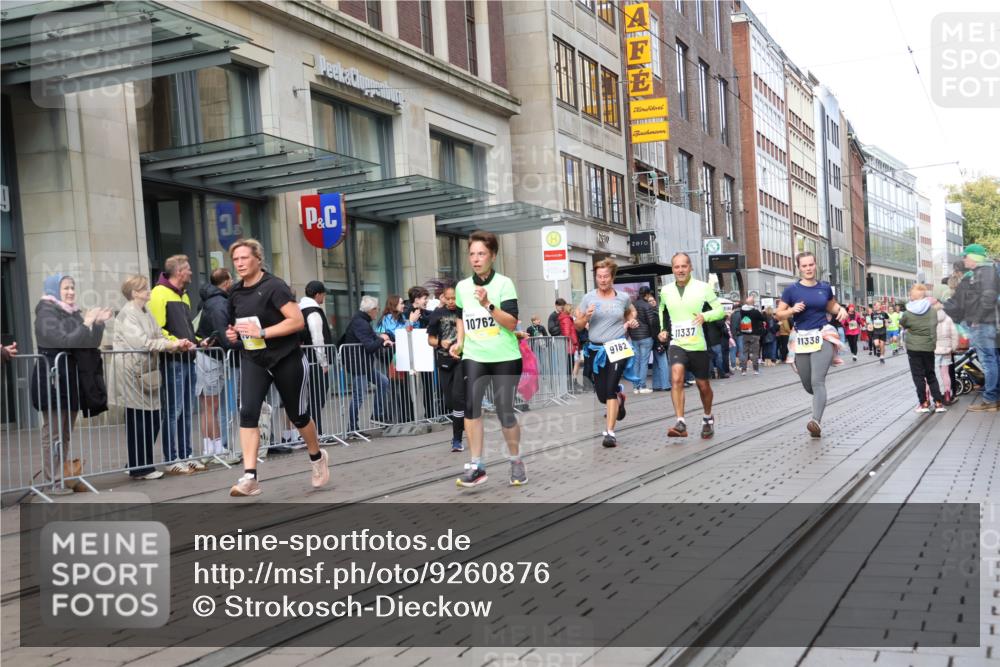 05.10.2025 - 20. swb-Marathon Bremen Strokosch-Dieckow http://msf.ph/oto/9260876 05.10.2025 11:00:57 Ziel 9182, 9286, 9443, 9613, 9880, 9925, 10477, 10544, 10630, 10762, 10914, 11053, 11194, 11337, 11338, 11524, 11597, 11633, 11680, 11688, 11719, 9182, 9286, 9443, 9613, 9880, 9925, 10477, 10544, 10630, 10762, 10914, 11053, 11194, 11337, 11338, 11524, 11597, 11633, 11680, 11688, 11719 meine-sportfotos.de