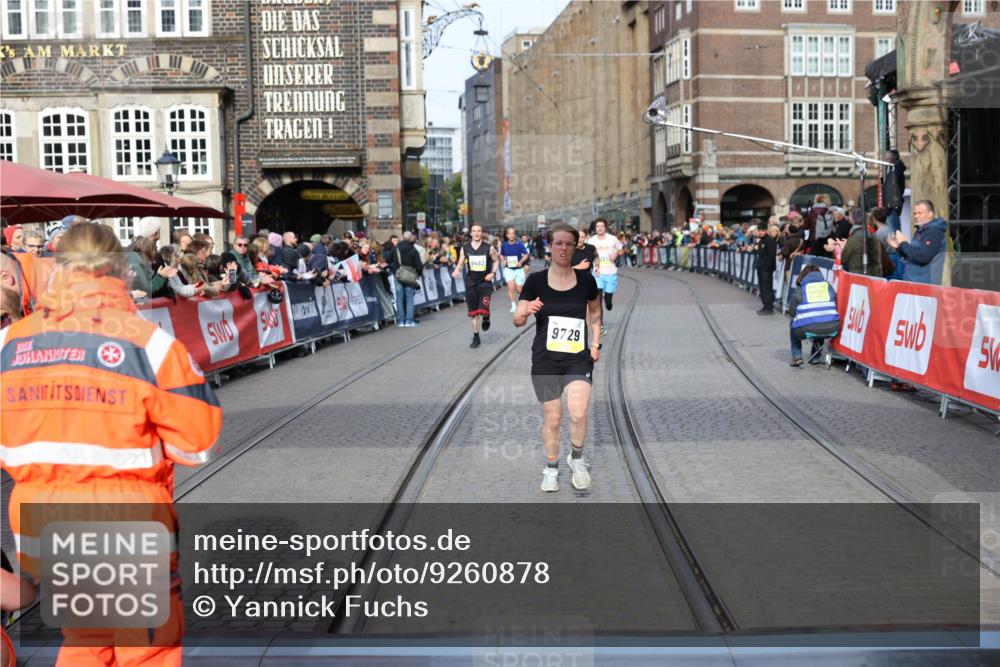 05.10.2025 - 20. swb-Marathon Bremen Yannick Fuchs http://msf.ph/oto/9260878 05.10.2025 10:48:49 Ziel 9261, 9406, 9729, 10303, 10799, 11096 meine-sportfotos.de