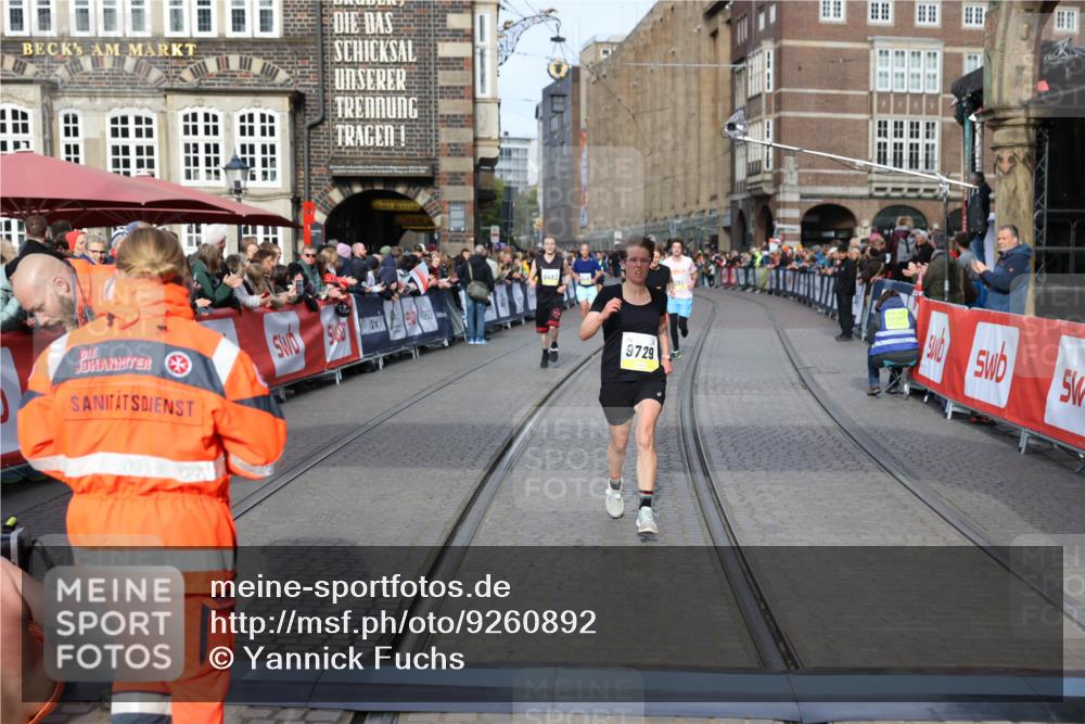 05.10.2025 - 20. swb-Marathon Bremen Yannick Fuchs http://msf.ph/oto/9260892 05.10.2025 10:48:49 Ziel 9261, 9406, 9729, 10303, 10799, 11096 meine-sportfotos.de