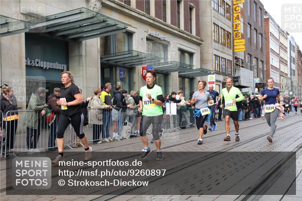 05.10.2025 - 20. swb-Marathon Bremen Strokosch-Dieckow http://msf.ph/oto/9260897 05.10.2025 11:00:58 Ziel 9182, 9286, 9443, 9613, 9880, 9925, 10157, 10336, 10477, 10544, 10630, 10762, 10914, 11194, 11337, 11338, 11524, 11597, 11633, 11680, 11688, 11719, 9182, 9286, 9443, 9613, 9880, 9925, 10157, 10336, 10477, 10544, 10630, 10762, 10914, 11194, 11337, 11338, 11524, 11597, 11633, 11680, 11688, 11719 meine-sportfotos.de