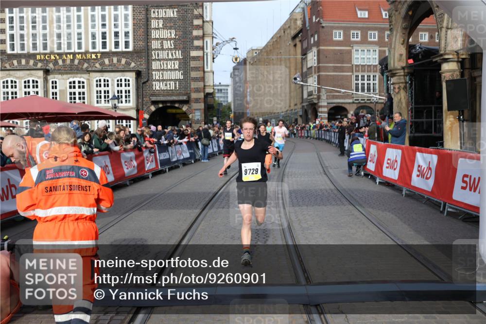 05.10.2025 - 20. swb-Marathon Bremen Yannick Fuchs http://msf.ph/oto/9260901 05.10.2025 10:48:50 Ziel 9261, 9406, 9482, 9729, 10303, 10799, 11096 meine-sportfotos.de