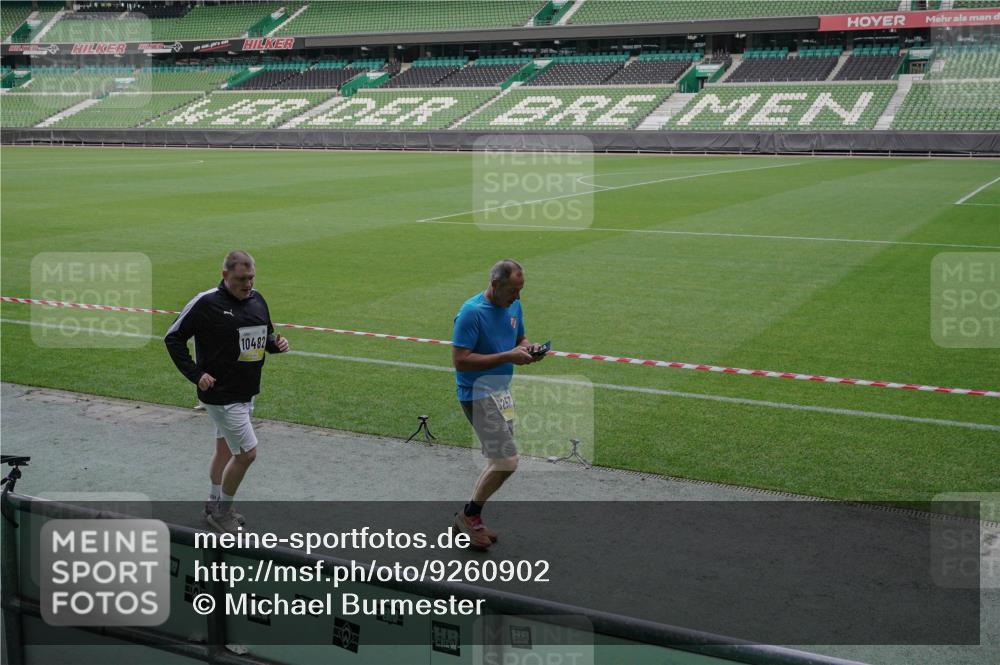 05.10.2025 - 20. swb-Marathon Bremen Michael Burmester http://msf.ph/oto/9260902 05.10.2025 10:55:10 Laufen im Stadion 7174, 9257, 9629, 10401, 10482, 10765 meine-sportfotos.de