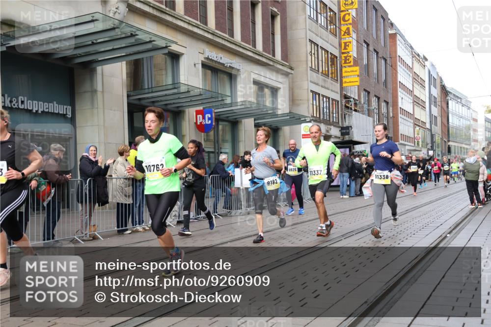 05.10.2025 - 20. swb-Marathon Bremen Strokosch-Dieckow http://msf.ph/oto/9260909 05.10.2025 11:00:58 Ziel 9182, 9286, 9443, 9613, 9880, 9925, 10157, 10336, 10477, 10544, 10630, 10762, 10914, 11194, 11337, 11338, 11524, 11597, 11633, 11680, 11688, 11719, 9182, 9286, 9443, 9613, 9880, 9925, 10157, 10336, 10477, 10544, 10630, 10762, 10914, 11194, 11337, 11338, 11524, 11597, 11633, 11680, 11688, 11719 meine-sportfotos.de