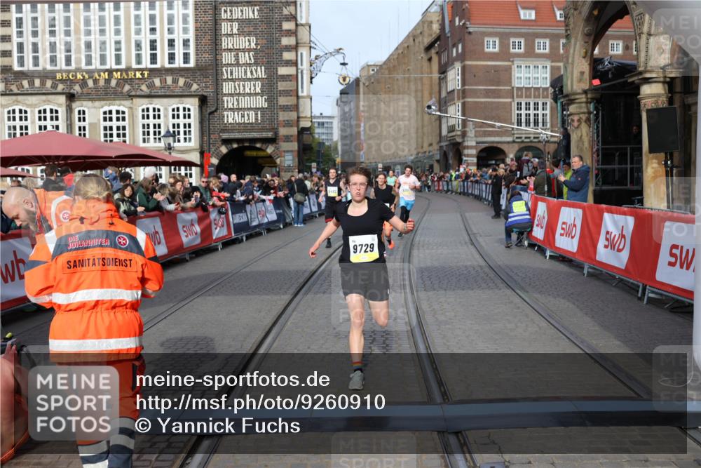 05.10.2025 - 20. swb-Marathon Bremen Yannick Fuchs http://msf.ph/oto/9260910 05.10.2025 10:48:50 Ziel 9261, 9406, 9482, 9729, 10303, 10799, 11096 meine-sportfotos.de