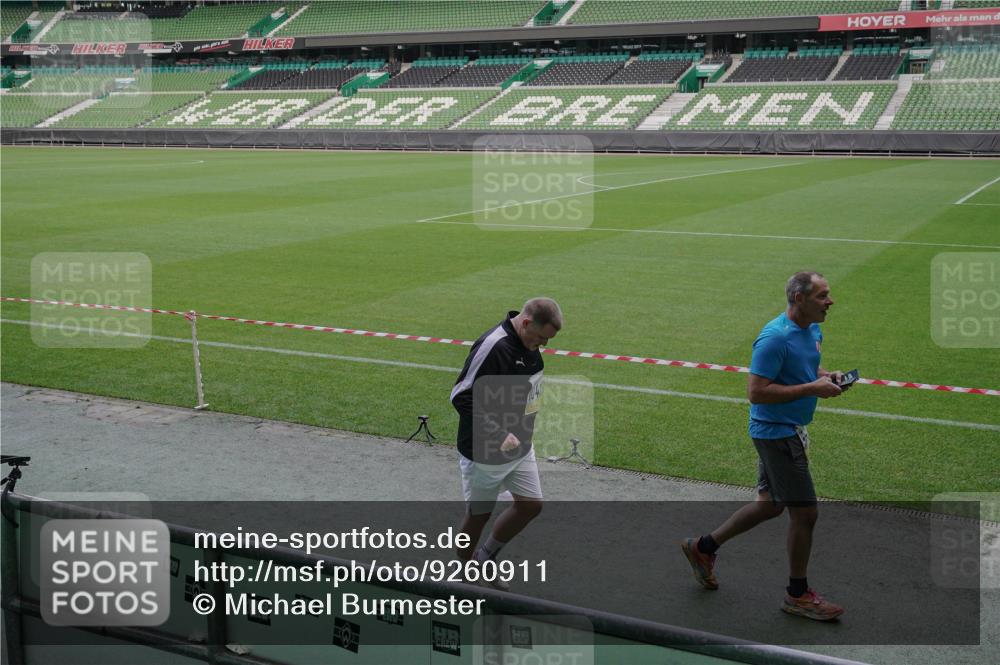 05.10.2025 - 20. swb-Marathon Bremen Michael Burmester http://msf.ph/oto/9260911 05.10.2025 10:55:11 Laufen im Stadion 7174, 9257, 9629, 10401, 10482, 10765 meine-sportfotos.de