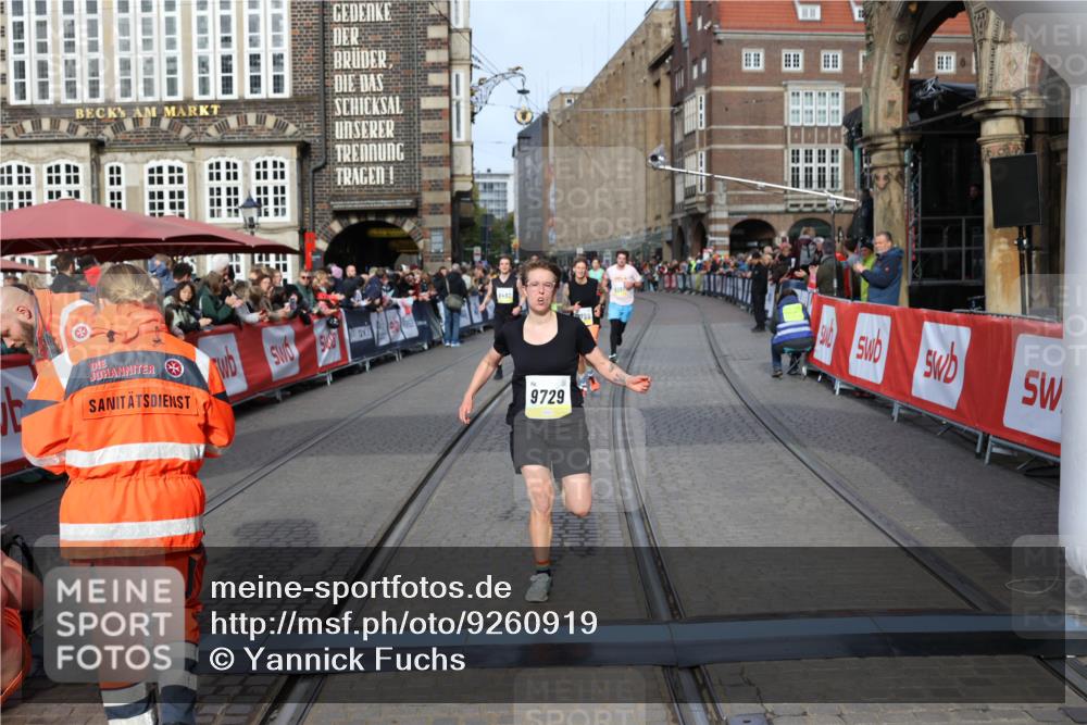 05.10.2025 - 20. swb-Marathon Bremen Yannick Fuchs http://msf.ph/oto/9260919 05.10.2025 10:48:50 Ziel 9261, 9406, 9482, 9729, 10303, 10799, 11096 meine-sportfotos.de