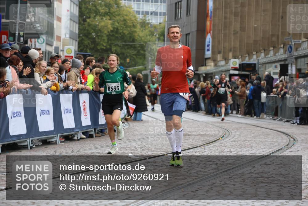 05.10.2025 - 20. swb-Marathon Bremen Strokosch-Dieckow http://msf.ph/oto/9260921 05.10.2025 12:57:13 Ziel 1212, 1801, 2743, 6566 meine-sportfotos.de