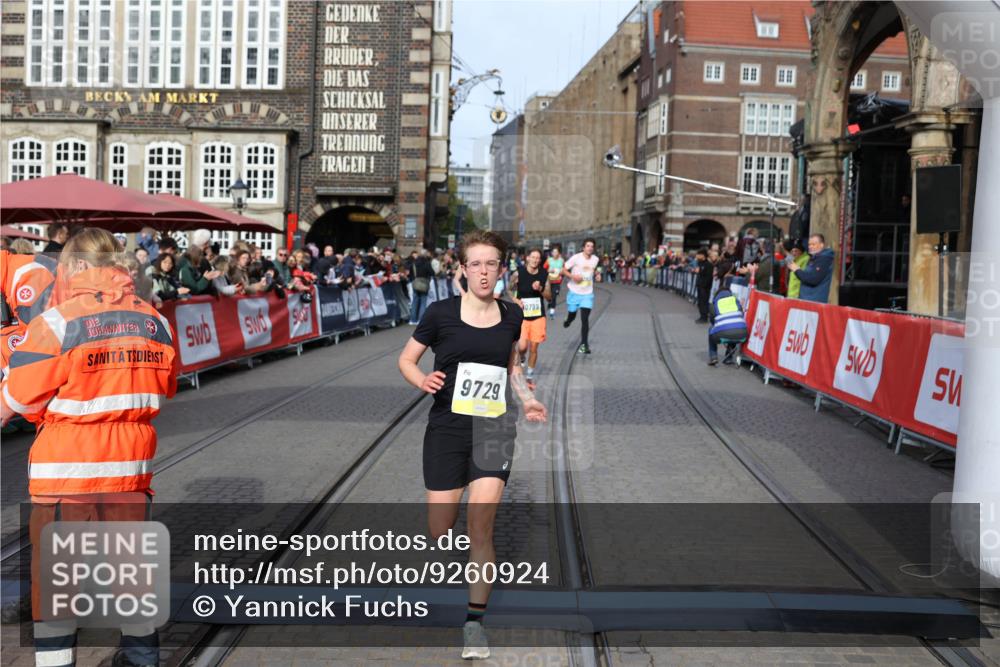 05.10.2025 - 20. swb-Marathon Bremen Yannick Fuchs http://msf.ph/oto/9260924 05.10.2025 10:48:50 Ziel 9261, 9406, 9482, 9729, 10303, 10799, 11096 meine-sportfotos.de