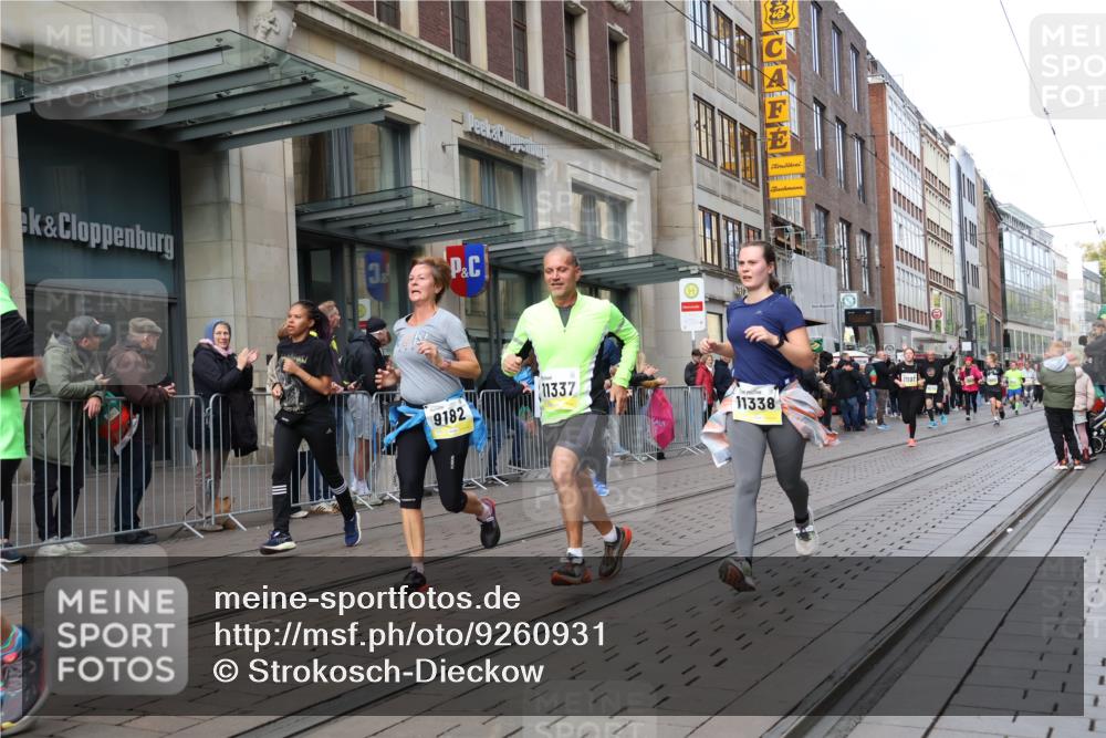 05.10.2025 - 20. swb-Marathon Bremen Strokosch-Dieckow http://msf.ph/oto/9260931 05.10.2025 11:00:59 Ziel 7908, 9182, 9286, 9371, 9443, 9613, 9880, 9925, 10157, 10336, 10477, 10544, 10762, 10914, 11194, 11337, 11338, 11524, 11597, 11633, 11680, 11688, 11719, 7908, 9182, 9286, 9371, 9443, 9613, 9880, 9925, 10157, 10336, 10477, 10544, 10762, 10914, 11194, 11337, 11338, 11524, 11597, 11633, 11680, 11688, 11719 meine-sportfotos.de