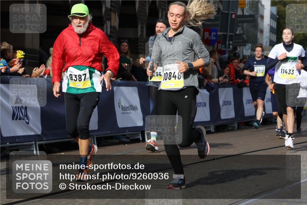 05.10.2025 - 20. swb-Marathon Bremen Strokosch-Dieckow http://msf.ph/oto/9260936 05.10.2025 11:06:11 Ziel 7979, 9228, 9387, 9438, 9523, 9712, 9786, 10152, 10192, 10243, 10249, 10374, 10404, 10462, 10623, 10848, 11065, 11092, 11169, 11231, 11296, 11433 meine-sportfotos.de