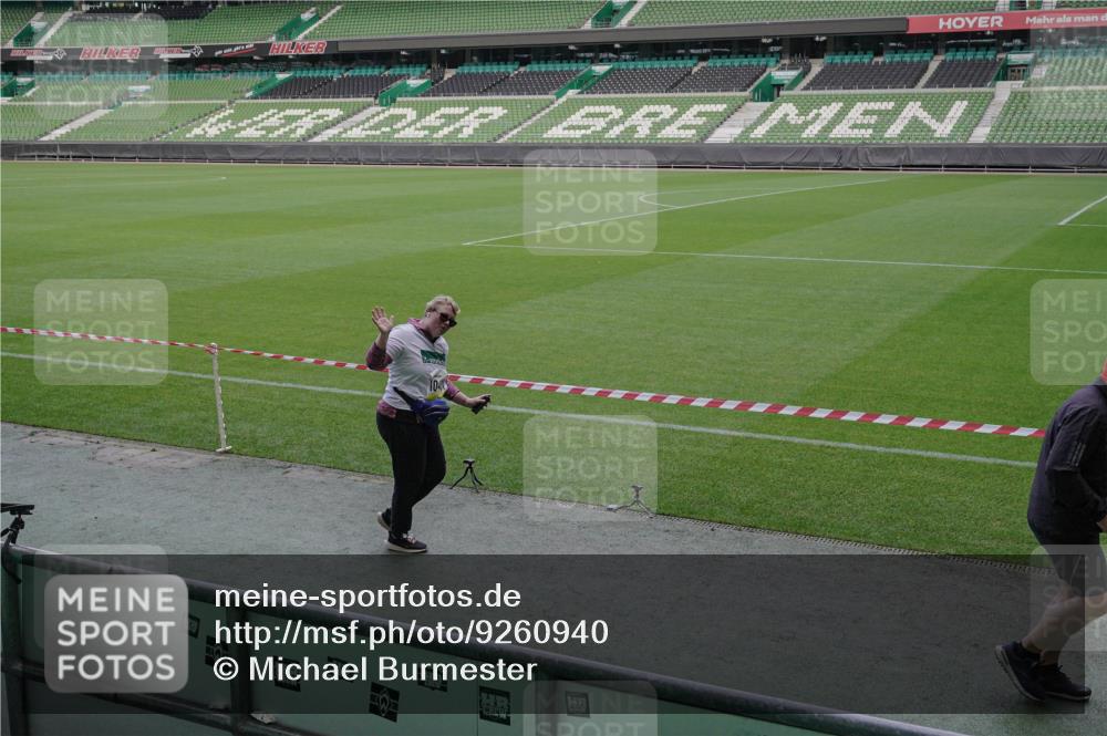 05.10.2025 - 20. swb-Marathon Bremen Michael Burmester http://msf.ph/oto/9260940 05.10.2025 10:55:17 Laufen im Stadion 7174, 9257, 9629, 10401, 10482, 10761, 10765 meine-sportfotos.de