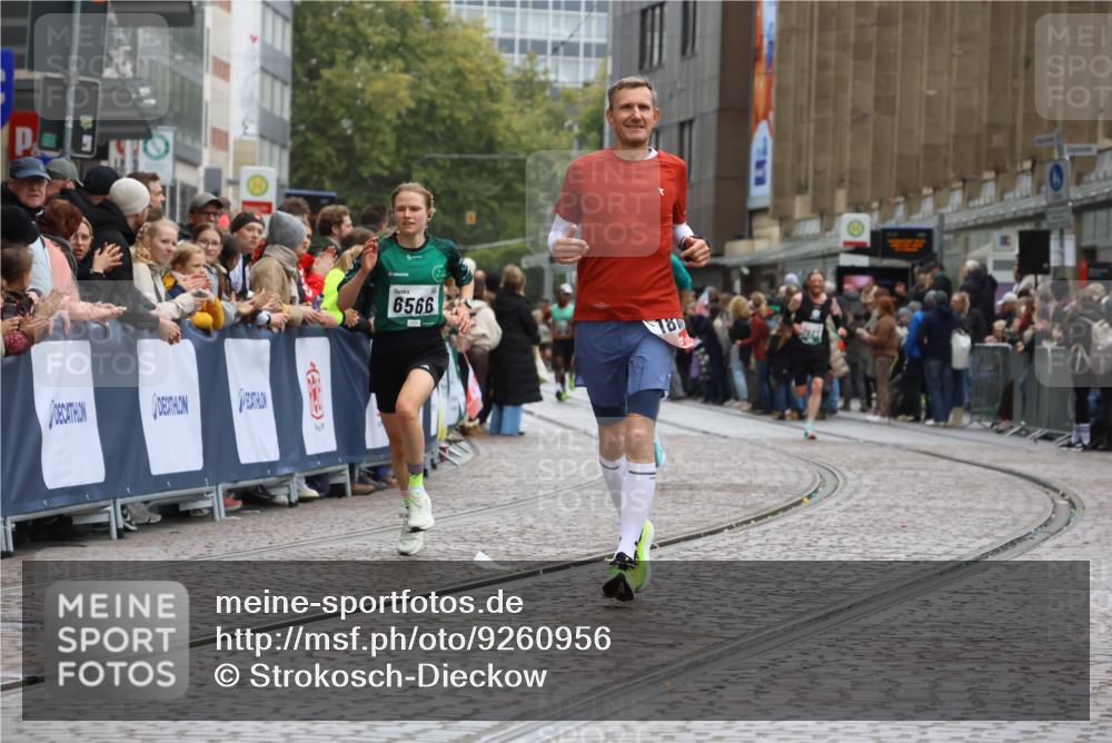 05.10.2025 - 20. swb-Marathon Bremen Strokosch-Dieckow http://msf.ph/oto/9260956 05.10.2025 12:57:13 Ziel 1212, 1801, 2743, 6566 meine-sportfotos.de