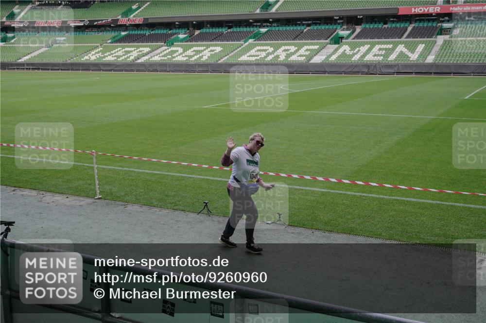 05.10.2025 - 20. swb-Marathon Bremen Michael Burmester http://msf.ph/oto/9260960 05.10.2025 10:55:18 Laufen im Stadion 7174, 9257, 9629, 10401, 10482, 10761, 10765 meine-sportfotos.de