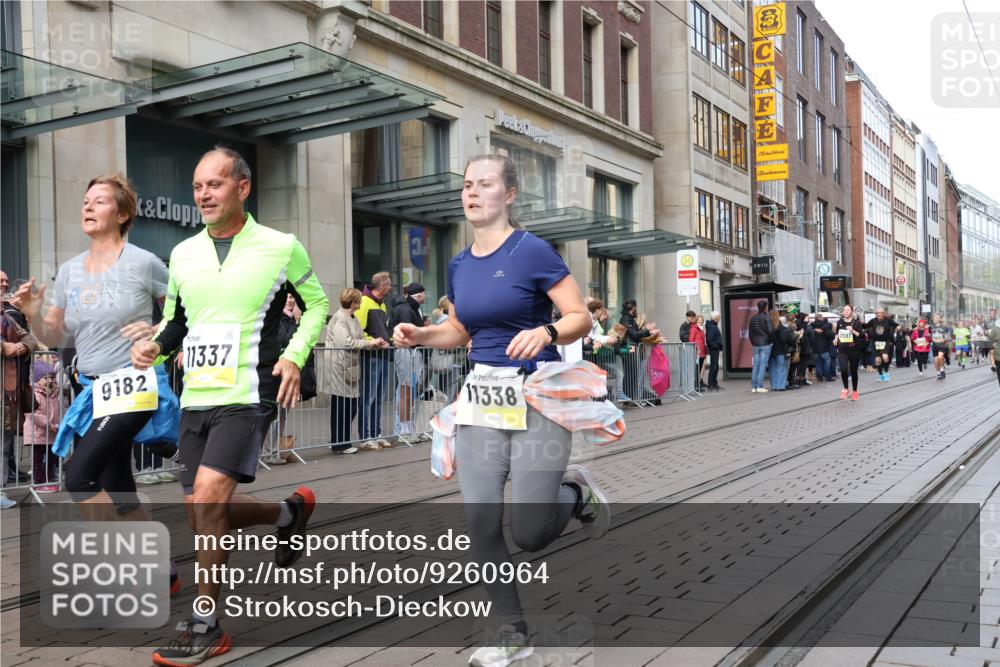 05.10.2025 - 20. swb-Marathon Bremen Strokosch-Dieckow http://msf.ph/oto/9260964 05.10.2025 11:00:59 Ziel 7908, 9182, 9286, 9371, 9443, 9613, 9880, 9925, 10157, 10336, 10477, 10544, 10762, 10914, 11194, 11337, 11338, 11524, 11597, 11633, 11680, 11688, 11719, 7908, 9182, 9286, 9371, 9443, 9613, 9880, 9925, 10157, 10336, 10477, 10544, 10762, 10914, 11194, 11337, 11338, 11524, 11597, 11633, 11680, 11688, 11719 meine-sportfotos.de
