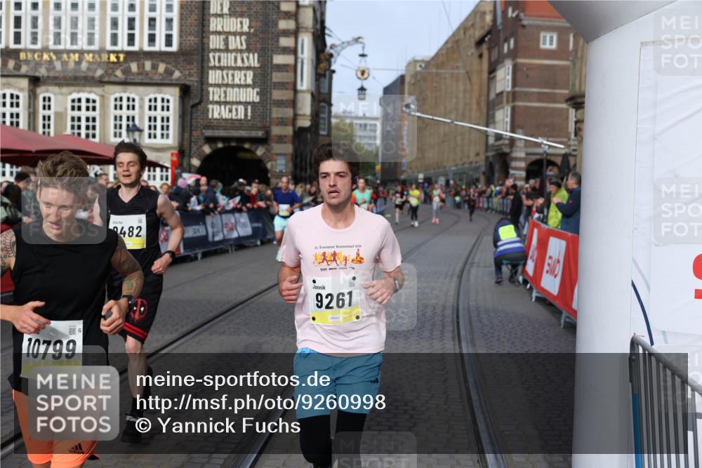05.10.2025 - 20. swb-Marathon Bremen Yannick Fuchs http://msf.ph/oto/9260998 05.10.2025 10:48:53 Ziel 9261, 9482, 9729, 10799 meine-sportfotos.de