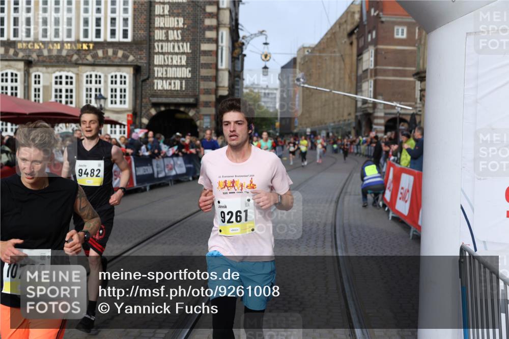 05.10.2025 - 20. swb-Marathon Bremen Yannick Fuchs http://msf.ph/oto/9261008 05.10.2025 10:48:53 Ziel 9261, 9482, 9729, 10799 meine-sportfotos.de