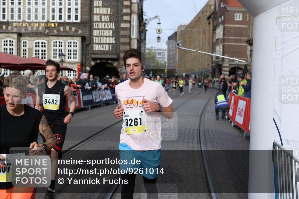 05.10.2025 - 20. swb-Marathon Bremen Yannick Fuchs http://msf.ph/oto/9261014 05.10.2025 10:48:53 Ziel 9261, 9482, 9729, 10799 meine-sportfotos.de
