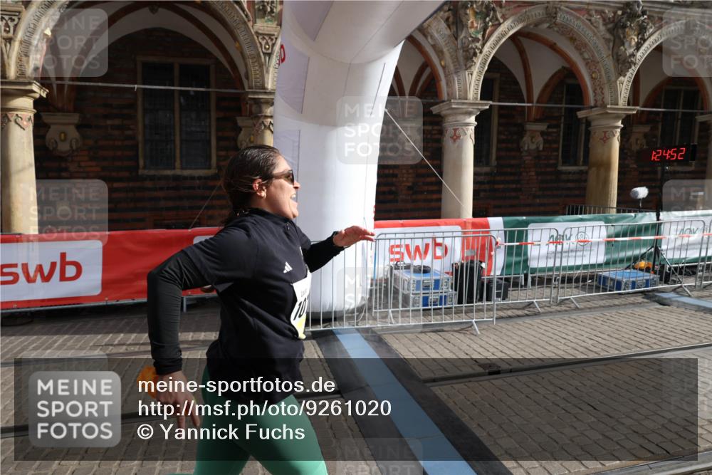 05.10.2025 - 20. swb-Marathon Bremen Yannick Fuchs http://msf.ph/oto/9261020 05.10.2025 11:20:47 Ziel 10720 meine-sportfotos.de