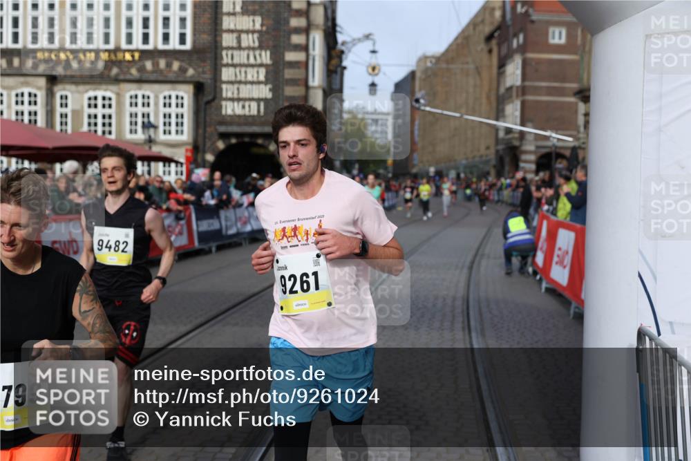 05.10.2025 - 20. swb-Marathon Bremen Yannick Fuchs http://msf.ph/oto/9261024 05.10.2025 10:48:53 Ziel 9261, 9482, 9729, 10799 meine-sportfotos.de