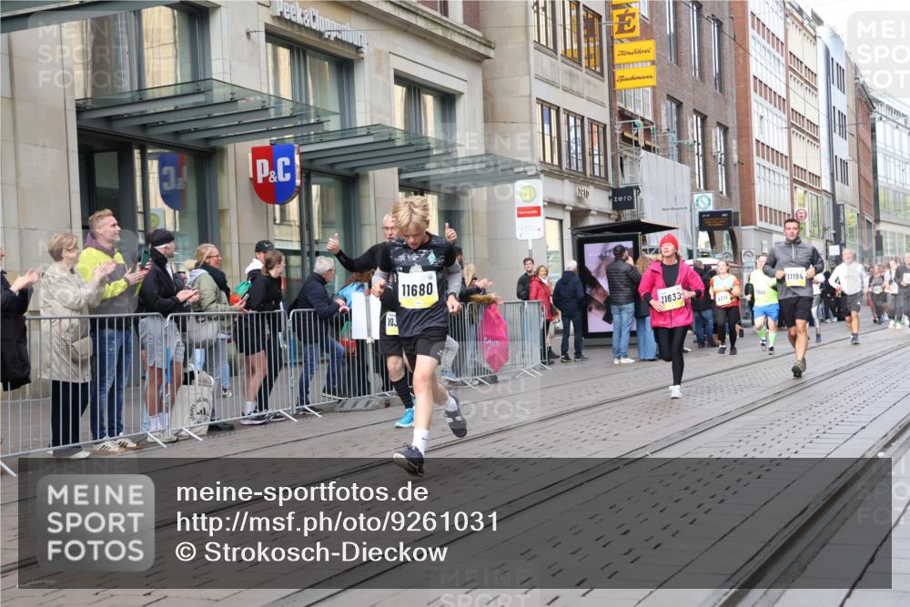 05.10.2025 - 20. swb-Marathon Bremen Strokosch-Dieckow http://msf.ph/oto/9261031 05.10.2025 11:01:06 Ziel 7908, 9278, 9286, 9322, 9371, 9432, 9613, 9925, 10030, 10056, 10157, 10324, 10336, 10544, 10562, 10762, 11194, 11223, 11463, 11493, 11597, 11633, 11680, 11688, 11732, 11733, 7908, 9278, 9286, 9322, 9371, 9432, 9613, 9925, 10030, 10056, 10157, 10324, 10336, 10544, 10562, 10762, 11194, 11223, 11463, 11493, 11597, 11633, 11680, 11688, 11732, 11733 meine-sportfotos.de