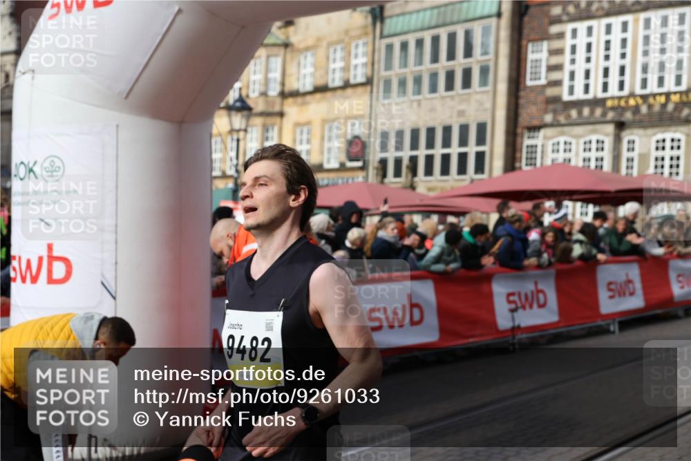 05.10.2025 - 20. swb-Marathon Bremen Yannick Fuchs http://msf.ph/oto/9261033 05.10.2025 10:48:54 Ziel 9261, 9482, 9674, 9729, 10799 meine-sportfotos.de